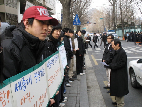 이종일 교수협의회회장이 기자회견문을 낭독하고 있다. 